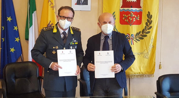 Il comandante provinciale della Guardia di Finanza Enrico Blandini e il sindaco di Vallefoglia Ucchielli