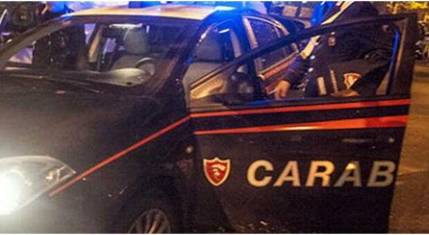 Maxi rissa tra giovani fuori dal locale, arrivano i carabinieri e vengono aggrediti: due arresti