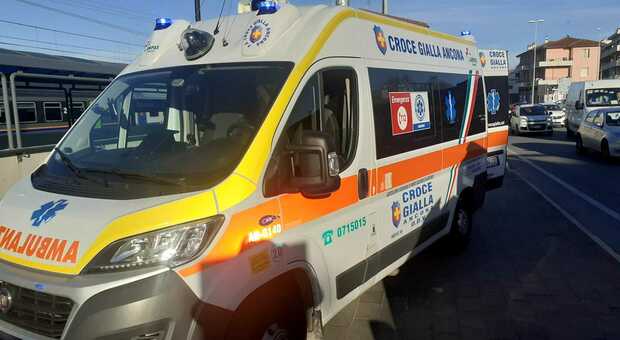 Falconara, travolta da un'auto mentre attraversa la Flaminia: 54enne all'ospedale