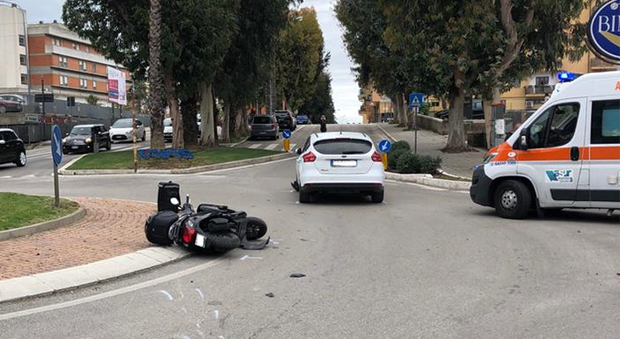 San Benedetto, auto contro scooter alla rotatoria: ragazza di 21 anni finisce all'ospedale