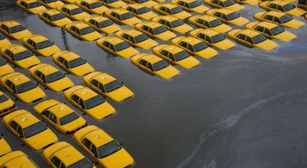 Taxi sott'acqua dopo il passaggio di Sandy