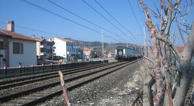 Il passaggio del treno sulla ferrovia Adriatica a Fosso Sejore