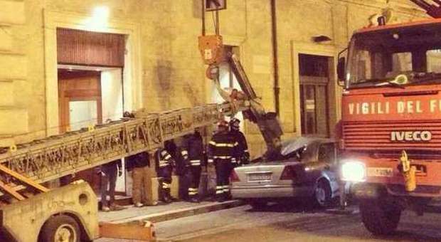 Gru crolla su un'auto Paura in piazza ad Ascoli