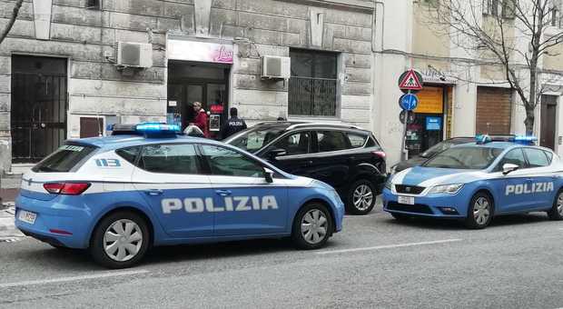 Le pattuglie della polizia davanti al bar di via Giordano Bruno chiuso per dieci giorni