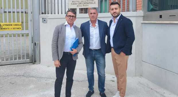 I tre rappresentanti dell'Uspp davanti al carcere del Marino