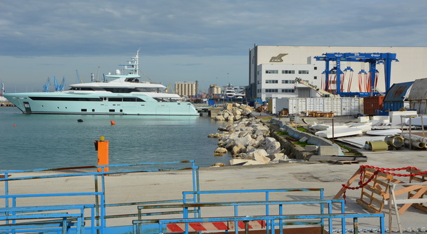Ancona, scivola in mare dal super yacht dopo essere stata in discoteca: muore una steward di 30 anni