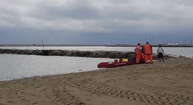 Porto San Giorgio, giallo in spiaggia: uomo di 40 anni trovato morto in mare in calzoni corti e maglietta