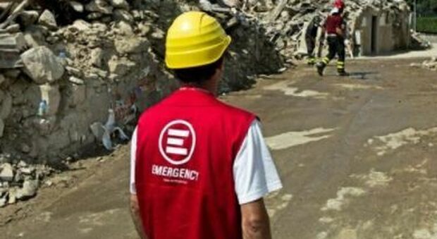 Un operatore di Emergency durante l'emergenza sisma