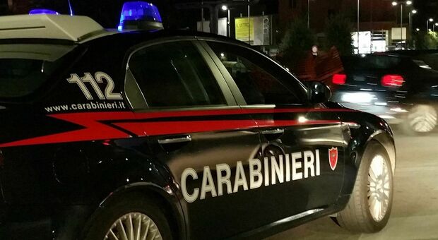 Rimane fuori dalla stanza d'albergo, danneggia i locali e aggredisce i carabinieri