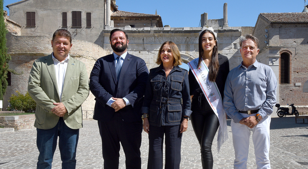 Le 197 ragazze più belle sfilano a Fano per le prefinali di Miss Italia. La regina 2021: «Un'esperienza straordinaria»