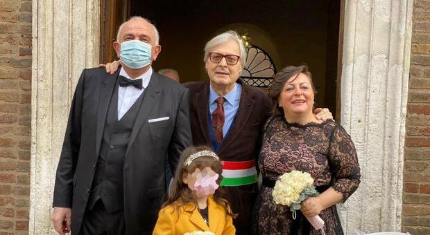 Il sindaco Maurizio Gambini con la moglie Germana Meliffi e Vittorio Sgarbi che li ha uniti in matrimonio