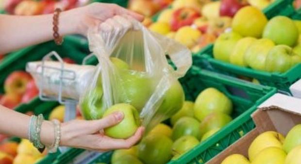 Supermercati, dal 1 gennaio a pagamento sia i sacchetti per il pane che per la frutta