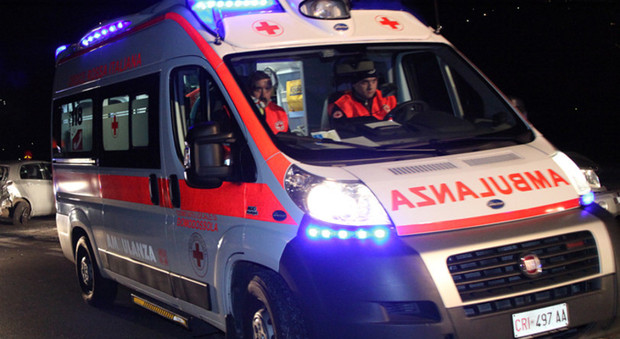 Ambulanza al lavoro nelle ore notturne