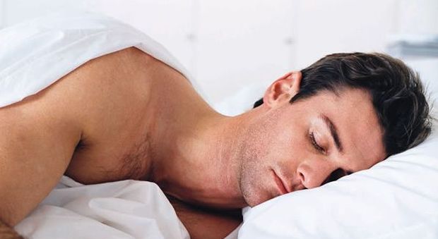 Dormire con l'aria condizionata fa male? I consigli per impostarla correttamente