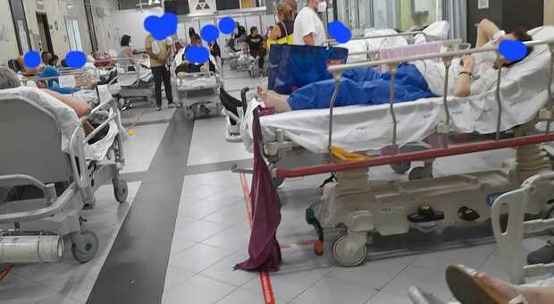 Napoli, all'ospedale Cardarelli tornano le barelle: oltre 100 pazienti stipati nel pronto soccorso