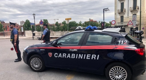 Trovato con droga e armi: allevatore di 34 anni arrestato dai carabinieri ad Ussita