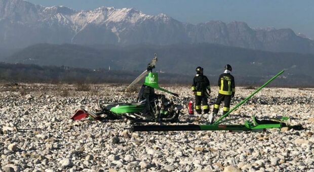 Elicottero rotea su se stesso e precipita nel fiume: morto il pilota, tragedia in Friuli