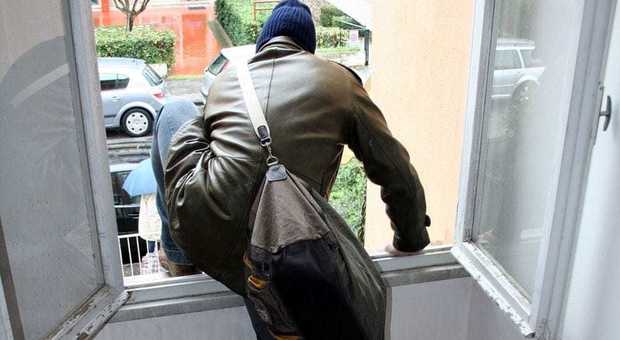 Ladri in scooter assaltano le case: messi in fuga grazie al passaparola con Whatsapp