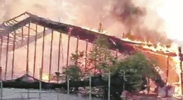Santa Vittoria in Matenano, è stato doloso l'incendio che ha distrutto l'ex piscina, il sindaco: «Troveremo i responsabili»