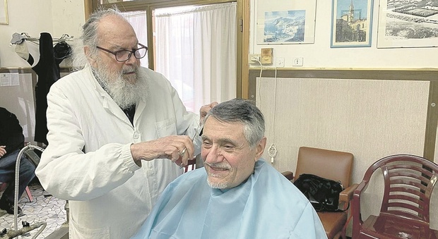 Il barbiere Giannino da 70 anni con forbici e rasoi in mano: «Pensione? Pago di tasca mia pur di non smettere»