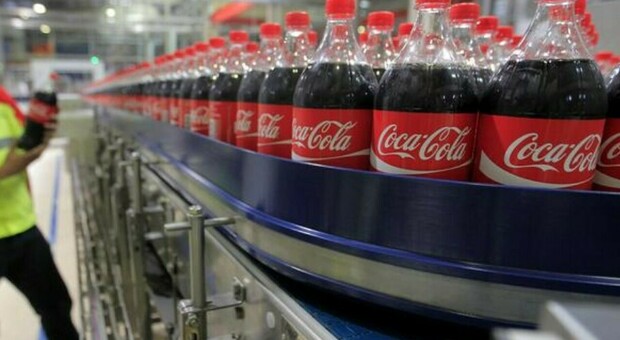 Coca Cola, scatta il ritiro dai supermercati: «Bottiglie sbagliate». Ecco di quale lotto si tratta
