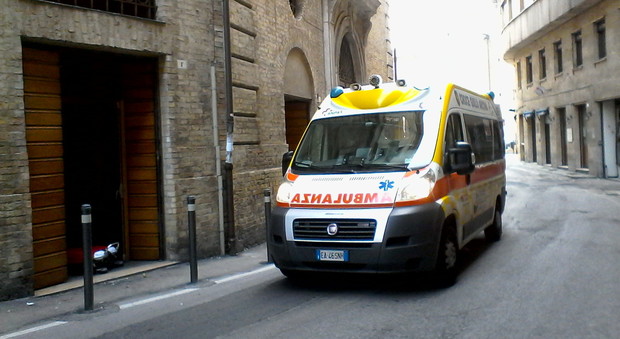 L'ambulanza davanti alle Muse - Foto Masi