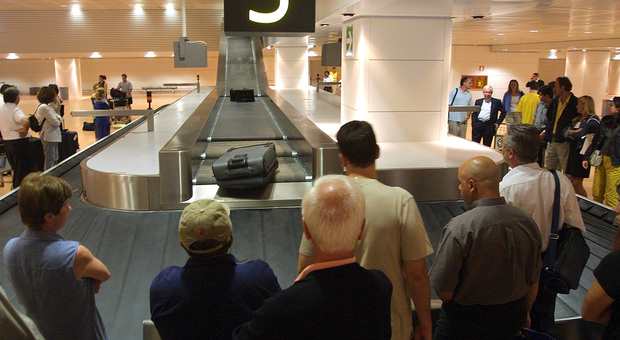 Rubava dalle valigie dei viaggiatori: denunciato addetto dell'aeroporto
