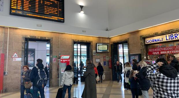 L'atrio della stazione di Ancona dove i passeggeri sono in attesa dei treni in ritardo sulla linea adriatica