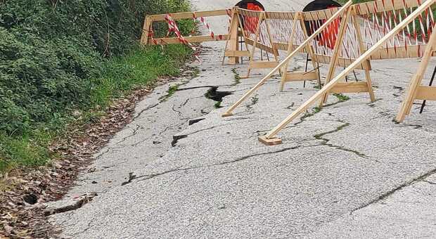La mappa horror delle "buche" ad Ancona: «Tanti i potenziali danni per le auto. E chi ci amministra deve chiuderle meglio»