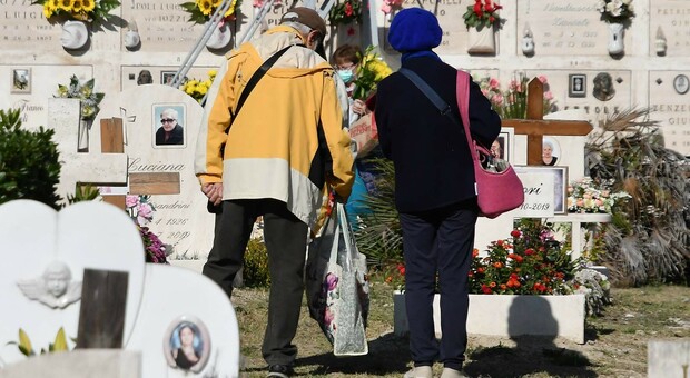 Si sente male e muore mentre depone fiori al cimitero, la vittima è una donna di 72 anni