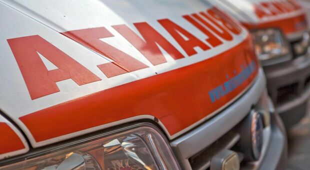 Pistoia, ambulanza finnisce fuori strada: morto il paziente 85enne