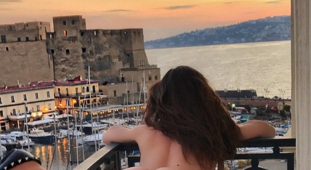 Naike Rivelli hot: «Napoli amore mio» Tra i tag anche il chirurgo plastico