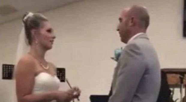 «Quel vestito lo abbiamo pagato noi»: la suocera cacciata dalla sposa dopo aver interrotto il matrimonio