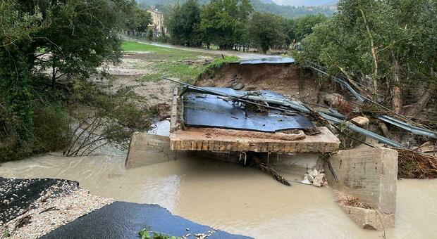 Ponti crollati a Serra Sant'Abbondio: i pulmini sono bloccati e le scuole restano chiuse. Emergenza per l'acqua non potabile. Nella foto il ponte del Mulino a Macchie di Poggetto