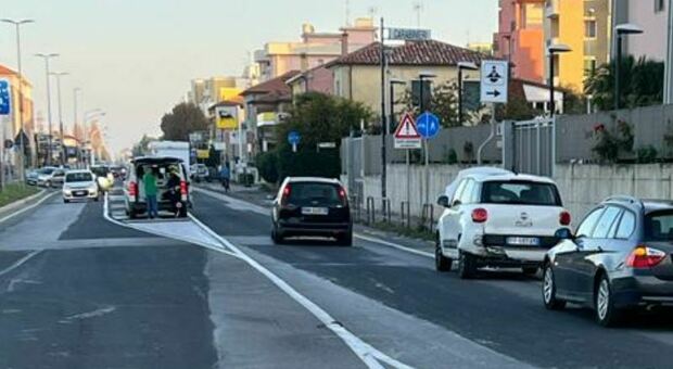 Tampona un'auto che si era fermata per far attraversare un pedone sulle strisce: lo schianto davanti alla caserma dei carabinieri di Fano, due feriti
