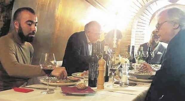 Sgarbi e Carriera, cena "all'estero" dei ribelli del Dpcm. C'è anche il sindaco: «Ma avete sbagliato»