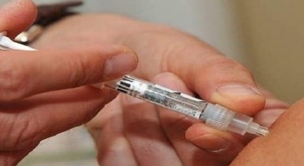 Vaccinazioni obbligatorie, falsi certificati per mandare i bimbi a scuola: indagati 21 genitori no vax