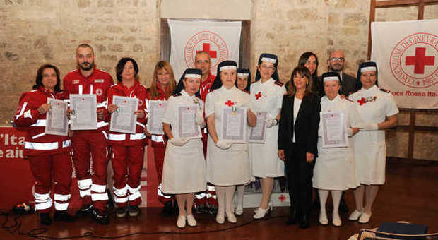 Ascoli, la sezione della Croce rossa premia i volontari più anziani