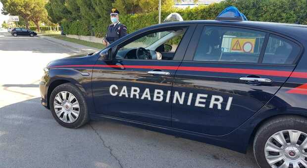 Minaccia di morte un nipote con un coltello. Scattano le indagini e i carabinieri gli hanno portato via di casa 10 fucili, munizioni e una sciabola