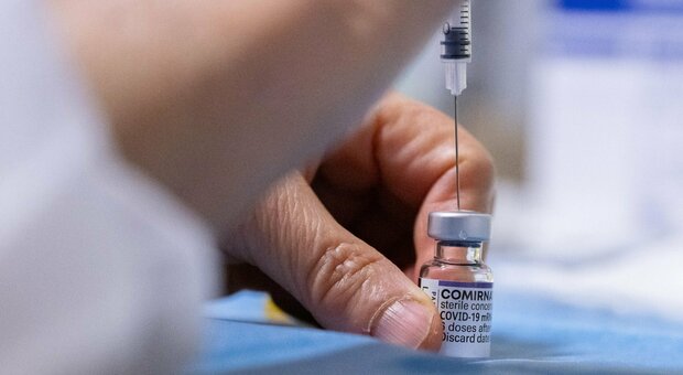 Ema, via libera ai vaccini adattati contro le varianti Omicron: dose booster consigliata per tutti gli over 12