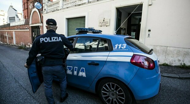 Omicidio a Milano, uomo ucciso a colpi di pistola al bar: choc nel quartiere Corvetto