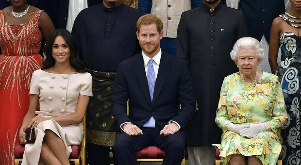 Meghan Markle, il diktat da Buckingham Palace: «Lei ed Harry stiano lontani dal Giubileo. La regina è in pericolo»