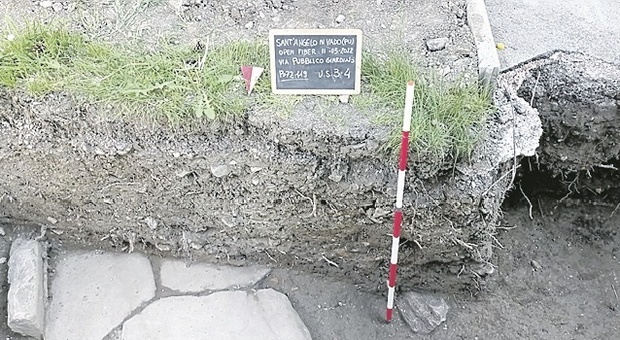 Dagli scavi per la fibra ottica salta fuori l'antica strada romana di Tifernum Mataurense