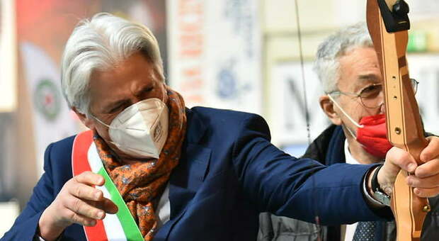 Il sindaco Sandro Parcaroli all'apertura dei campionati italiani di tiro con l'arco