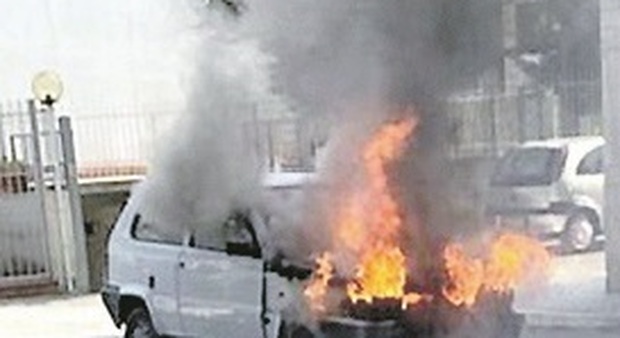 San Benedetto, l'auto prende fuoco, carabiniere accorre per spegnere l'incendio e resta intossicato
