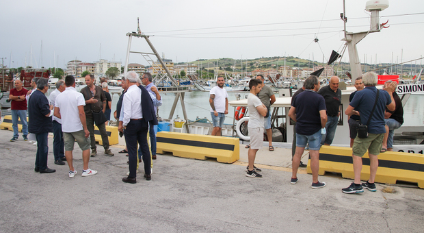 I pescatori esasperati: «Spendiamo ogni giorno 1.300 euro per il gasolio, impossibile andare avanti»