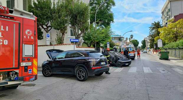 Auto si ribalta nello scontro frontale a San Benedetto: ferito il conducente