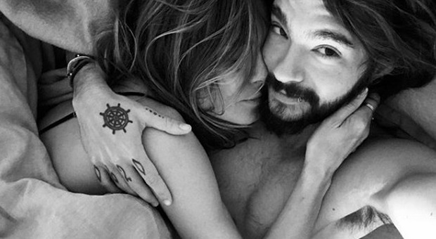 Heidi Klum, il selfie a letto dopo la passione con il cantante dei Tokyo Hotel: «Mi ha chiesto di sposarlo»
