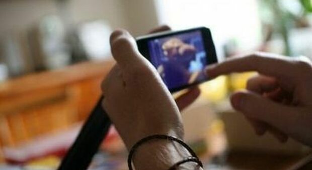 Foto hard su smartphone di una minorenne: smantellata rete di pedopornografia. Chat per l'adescamento