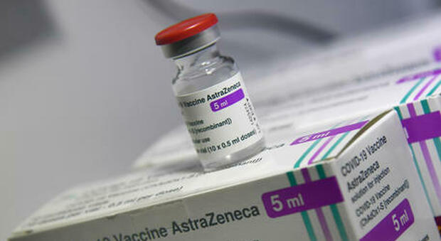 Astrazeneca, non solo trombosi: il vaccino potrebbe aumentare il rischio di una malattia del sangue